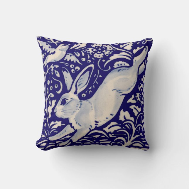 Navy Blue White Running Rabbit Hare Chinoiserie Kissen (Vorderseite)