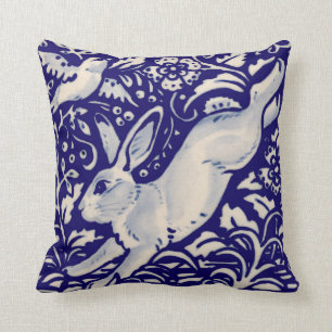 Navy Blue White Running Rabbit Hare Chinoiserie Kissen