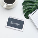 Navy Blue & White Sketched Curry Script Visitenkarten Dose<br><div class="desc">Elegante Visitenkartengehäuse mit Namen,  Titel oder Personalisierungsauswahl in weißem handgeschriebenem kursiven Schriftsatz auf einem staubigen marineblau blauen Hintergrund.</div>