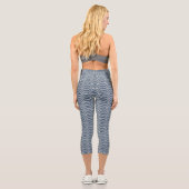 Navy Blue & White Wavy Muster Capri Leggings (Rückseite)