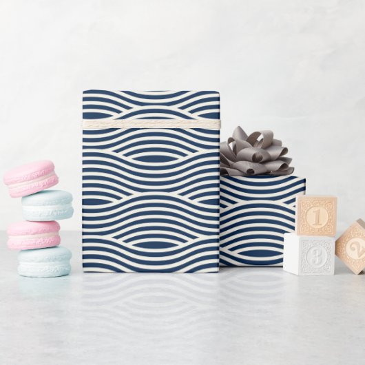 Navy Blue & White Wavy Muster Geschenkpapier (Babyparty)