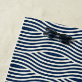 Navy Blue & White Wavy Muster Strandtuch (Beispiel)