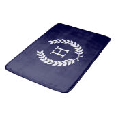 Navy Blue Wht Wheat Laurel Wreath Initial Monogram Badematte (Schrägansicht)