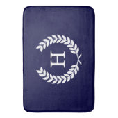 Navy Blue Wht Wheat Laurel Wreath Initial Monogram Badematte (Vorderseite Vertikal)