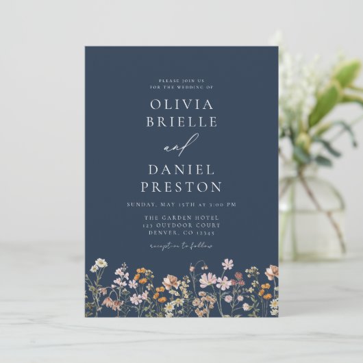 Navy Blue Wildblume QR Code Garden Wedding Einladung (Stehend Vorderseite)