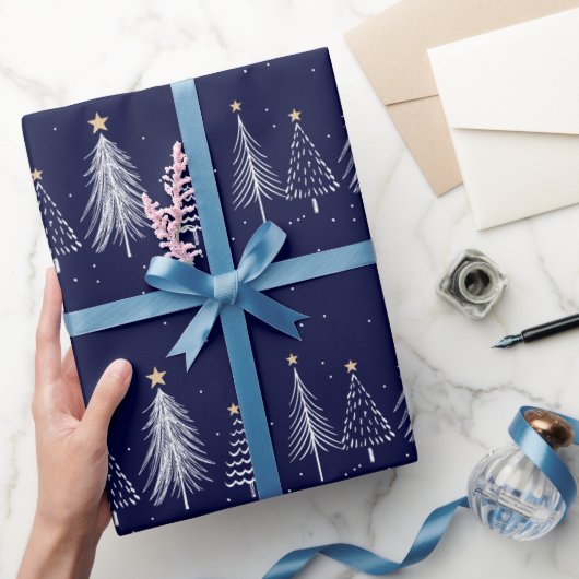 Navy Blue Winter Weihnachtskiefern Muster Geschenkpapier (Schenken)