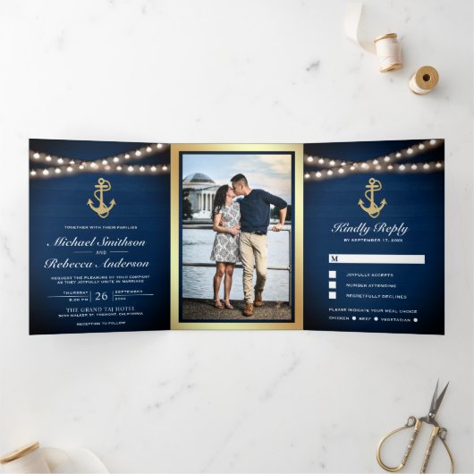 Navy Blue Wood Nautical Gold Anker Lights Hochzeit Dreifach Gefaltete Einladung (Innenseite)