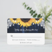 Navy Blue Wood String Lights Sunflower Wedding RSVP Karte (Stehend Vorderseite)