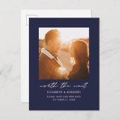 Navy Blue Worth Warten Hochzeit ändern Datum Ankündigungspostkarte (Vorne/Hinten)