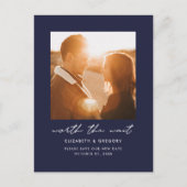 Navy Blue Worth Warten Hochzeit ändern Datum Ankündigungspostkarte (Vorderseite)