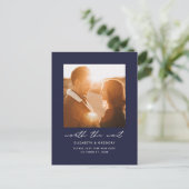 Navy Blue Worth Warten Hochzeit ändern Datum Ankündigungspostkarte (Stehend Vorderseite)