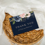 Navy Blush Blumengehilfin danke Karte<br><div class="desc">Dieses Design zeichnet sich durch marineblaue Blüten und Blüten auf einem marineblau blauen Hintergrund aus. Der Text und die Farben dieses Designs können bearbeitet werden</div>