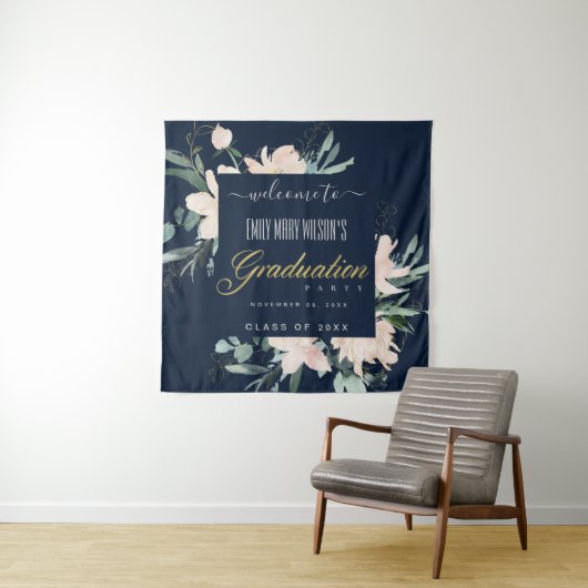 NAVY BLUSH GOLD FLORAL GRADUATION PARTY WILLKOMMEN WANDTEPPICH (Beispiel)