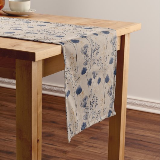 Navy Botanical Wildflower Table Runner Kurzer Tischläufer (Beispiel)