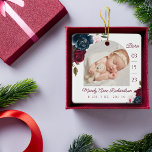 Navy Burgundy Pink Floral Baby Birth Stats Foto Keramikornament<br><div class="desc">Neue Babygeburtstati Foto Weihnachtsschmuck. Das Design besteht aus zwei Fotos, einem Foto auf der Vorderseite und einem auf der Rückseite. Zeigen Sie das Foto Ihres neuen Babys an. Das Geburtsdatum wird an der Seite angezeigt und der Name des Babys und die Geburtsdaten befinden sich unten. Schöne, gewagte Blumenarrangements mit tiefburgundigem,...</div>