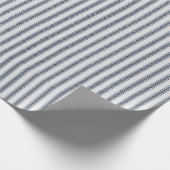 Navy-Chevrons-Ticking-Streifen auf Hellgrau Geschenkpapier (Ecke)