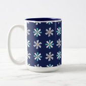 Navy Daisy Bliss Floral Pattern Zweifarbige Tasse (Links)