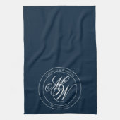 Navy Elegant Circle Monogram Script Geschirrtuch (Vertikal)