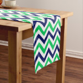 Navy, Emerald, White Large Chevron ZigZag Pattern Kurzer Tischläufer (Beispiel)