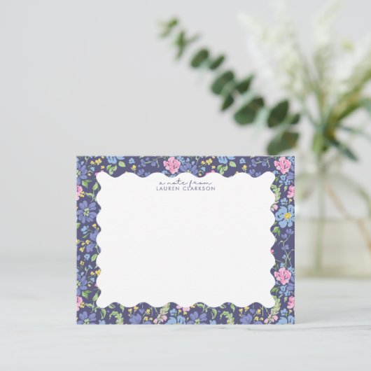 Navy Floral Wavy Frame Note Card Einladung (Stehend Vorderseite)