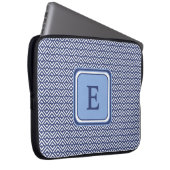 Navy-Geometrisches-Chevron-Monogramm-Design Laptopschutzhülle (Vorne Rechts)