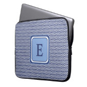 Navy-Geometrisches-Chevron-Monogramm-Design Laptopschutzhülle (Vorderseite Links)