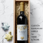 Navy & Gold Blume Menorah Blue Happy Hanukkah Weinetikett<br><div class="desc">Das Hanukkah Weinlabel der Nautical Boutique Co. zeichnet sich durch ein blumengeschmücktes marineblau-goldenes Design mit goldener Menorah und passendem Bouquet aus Blume aus. Die Meldung kann personalisiert sein,  und die pastellblaue Hintergrundfarbe kann leicht geändert werden,  um Ihren Bedürfnissen Anzug zu geben. Wählen Sie einfach die Option Anpassen aus.</div>