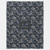 Navy Gold Blumenwurfmantel Elegante Monogramm-Deck Fleecedecke (Vorderseite)