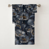 Navy Gold Floral Towels Elegant Monogram Accent Badhandtuch Set (Insitu)