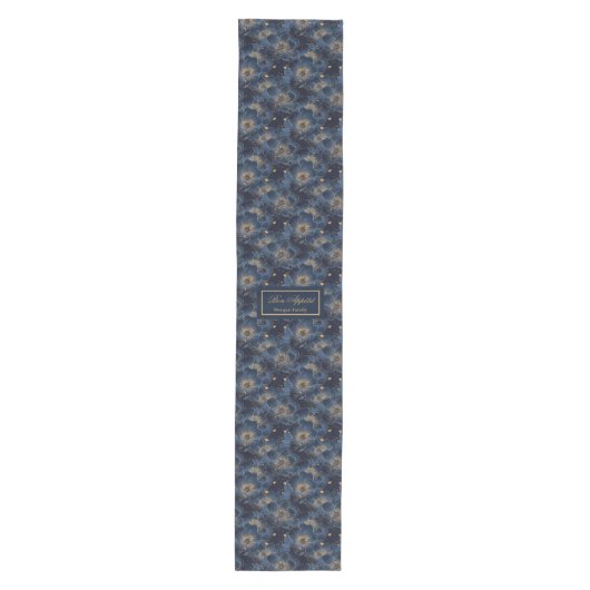Navy Gold Flowers Table Runner Lux Monogram Design Mittelgroßer Tischläufer (Vorderseite)
