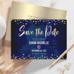 Navy Gold Glitzer Bat Mitzvah Script Modern Bold Save The Date<br><div class="desc">Achten Sie darauf, dass alle Ihre Freunde und Verwandten den Meilenstein Ihrer Tochter Bat Mitzvah feiern können! Schicken Sie diese atemberaubende, moderne, "Save the Date" Anzeigenkarte. Graphische Imitate Goldfolienkalligraphie Drehbuch, Star of David, und Glitzer Confetti, überlagern einen reichen, dramatischen, marineblauen Aquarellhintergrund. Ihre benutzerdefinierte Nachricht überlagert ein Imitat mit goldenem Hintergrund...</div>