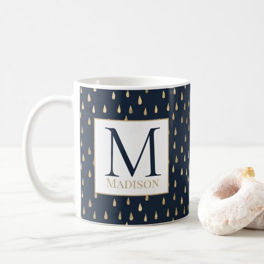 Navy Gold Raindrop Modern Trendy Monogram Kaffeetasse (Mit Donut)