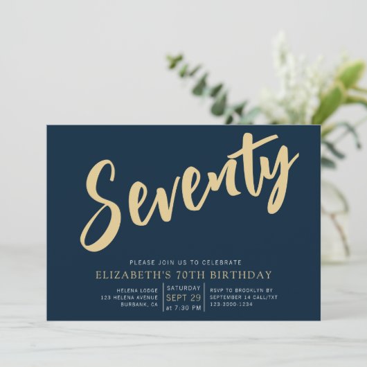 Navy Gold Script 70. Geburtstag Einladung (Stehend Vorderseite)