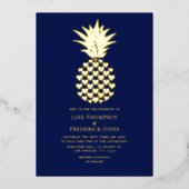 Navy & Gold Tropical Pineapple Wedding Folieneinladung (Vorderseite)