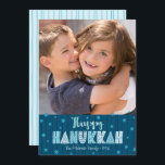 Navy Happy Hanukkah Foto Fun Typografie Moderne Feiertagskarte<br><div class="desc">"Happy Hanukkah." Spaß, spielerische, skurrile handgefertigte Typografie, zusammen mit einem zufälligen Star of David Muster in staubblauem Himmel, überlagern die blau gezeichneten Linien der Mitternachtsnacht auf einem dunkelblauen Hintergrund, zusammen mit einem Foto Ihrer Wahl, helfen Ihnen, in Hanukkah zu lancieren. Handgezeichnete türkisfarbene Linien überlagern einen hellaquablauen Hintergrund auf der Rückseite....</div>