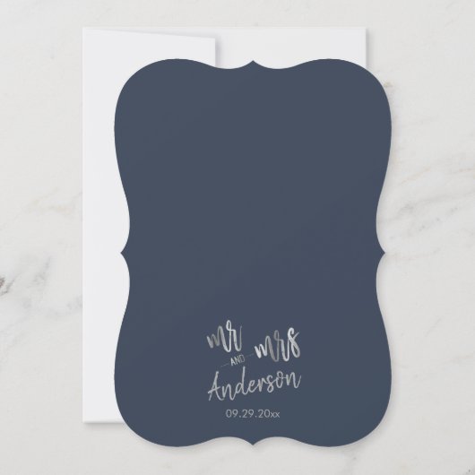 Navy Minimalistisch Silver Foil Script Mr. Wedding Einladung (Rückseite)