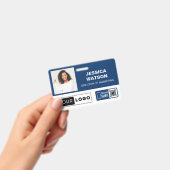 Navy-Mitarbeiterausweis mit Logo und QR-Code Ausweis (Handheld)