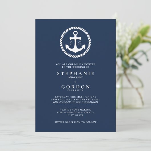 Navy Monogram Nautical Wedding Einladung (Stehend Vorderseite)