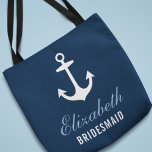 Navy Nautical Anchor Custom Wedding Bridesmaid Tasche<br><div class="desc">Die Tasche für die Hochzeitsfeier ist mit einem Bootanker mit individuellem Text versehen,  der mit dem Namen und der Rolle der Person in Ihrem Brautparty personalisiert werden kann. Auf der Rückseite wird ein Muster von roten,  wolkenblauen,  grauen und weißen Ankern angezeigt. Die marineblau Hintergrundfarbe kann angepasst werden.</div>