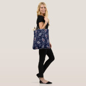 Navy Paisley: Elegantes Musterdesign. Tasche (Am Model)