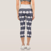 Navy Polka Dots & Big White Blume Capri Leggings (Rückseite)