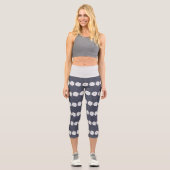 Navy Polka Dots & Big White Blume Capri Leggings (Vorderseite)