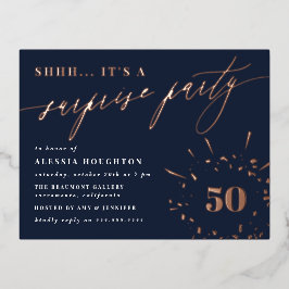 Navy & Rose Gold Script Überraschung Party Folie Einladungspostkarte