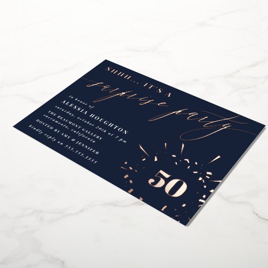 Navy & Rose Gold Script Überraschung Party Folieneinladung (Gedreht)