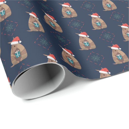Navy Santa Armadillo mit Geschenk Snowflake Muster Geschenkpapier (Rolleneckpunkt)