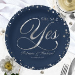 Navy Silver sagte Yes Engagement Party Pappteller<br><div class="desc">Elegante Kalligraphie Engagement Partei Papier Platte. Einfach mit Ihren Daten personalisieren. Bitte kontaktieren Sie mich per Chat,  wenn Sie Fragen zum Kunstwerk haben oder eine Anpassung benötigen. BITTE BEACHTEN SIE: Für Unterstützung bei Bestellungen,  Versand,  Produktinformationen usw. wenden Sie sich direkt an den Zazzle Kundenservice https://help.zazzle.com/hc/en-us/articles/221463567-How-Do-I-Contact-Zazzle-Customer-Support-.</div>