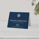 Navy Snowflake Landschaft geflochtenes Geschäft Feiertagskarte<br><div class="desc">Mit unserer Navy Snowflake Landscape Folded Business Holiday Card laden Sie Ihre Geschäftsreisen zu einem Besuch ein. Die Vorderseite zeigt ein raffiniertes Schneeflockendesign neben der Begrüßungsbotschaft der Saison, das an die Stimme Ihres Unternehmens angepasst werden kann. Ihr Logo und die wesentlichen Unternehmensinformationen tragen zu einer personalisierten Touch bei. Im Inneren...</div>