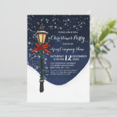 Navy Snowy Lamppost Garland Weihnachten Einladung (Stehend Vorderseite)
