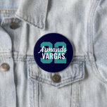 Navy und Aquamarin Athlete Jersey Number Button<br><div class="desc">Freuen Sie sich auf Ihr Lieblings-Sportteam, Ihren Fußballspieler oder zeigen Sie einfach Ihren Schulstolz mit einem personalisierten Spirituosenknopf! Personalisieren Sie Ihre Daten mit der Jerseynummer eines Spielers oder einem anderen benutzerdefinierten Text. Ideal für Fußball, Basketball, Baseball und Fußball! Erstellen Sie individuelle Buttone für das ganze Team, Cheerleader, Eltern und Geschwister,...</div>