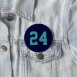 Navy und Aquamarin Athlete Jersey Number Button<br><div class="desc">Freuen Sie sich auf Ihr Lieblings-Sportteam, Ihren Fußballspieler oder zeigen Sie einfach Ihren Schulstolz mit einem personalisierten Spirituosenknopf! Personalisieren Sie Ihre Daten mit der Jerseynummer eines Spielers oder einem anderen benutzerdefinierten Text. Ideal für Fußball, Basketball, Baseball und Fußball! Erstellen Sie individuelle Buttone für das ganze Team, Cheerleader, Eltern und Geschwister,...</div>